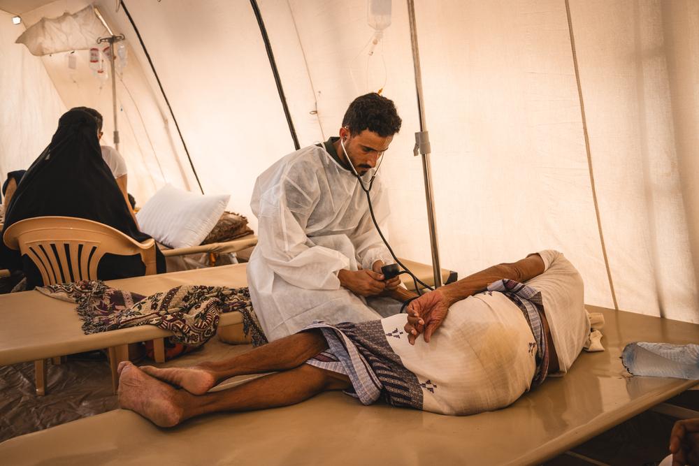 Mesure de la tension artérielle d'un patient en traitement au centre de traitement du choléra. Ville d'Aden, Yémen.
