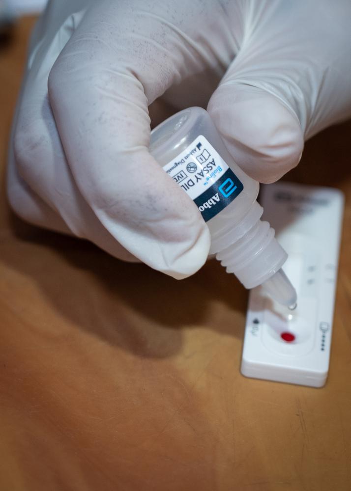 Le personnel de MSF à l'hôpital sur la colline du plus grand camp de réfugiés au monde travaille avec un échantillon de sang d'un bénéficiaire pour effectuer un test. Ici, notre équipe collecte du sang pour tester l'hépatite C et fournit également un traitement.