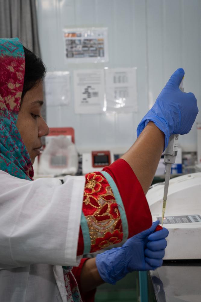Le personnel de MSF travaille au laboratoire de l'hôpital sur la colline, à Ukhiya, à Cox's Bazar, au Bangladesh. 