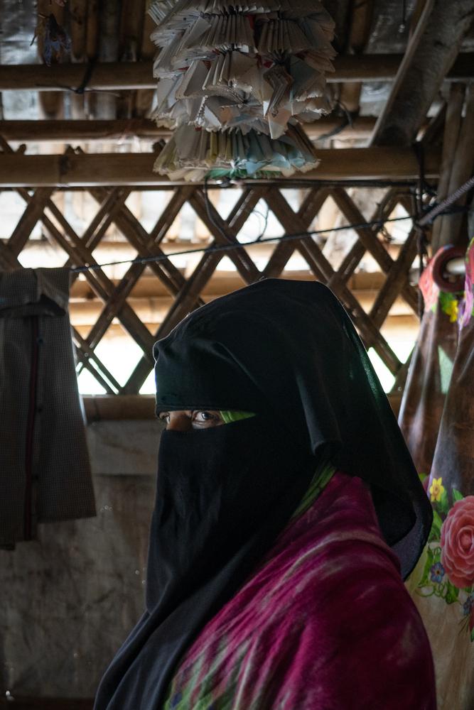 Ismat Ara est une réfugiée rohingya vivant à Ukhiya, Cox’s Bazar, Bangladesh, dans les camps de réfugiés rohingyas. Ismat a perdu son mari à cause de l’hépatite C et elle est maintenant également atteinte de l’hépatite C.