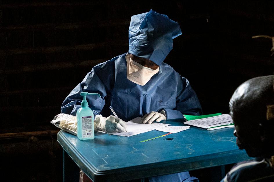 Dr Tathy Modjaka, médecin MSF, reçoit en consultation des patients dans le centre de santé de Bobua, après un triage permettant d’écarter d’éventuels cas suspects Ebola. Bobua. 