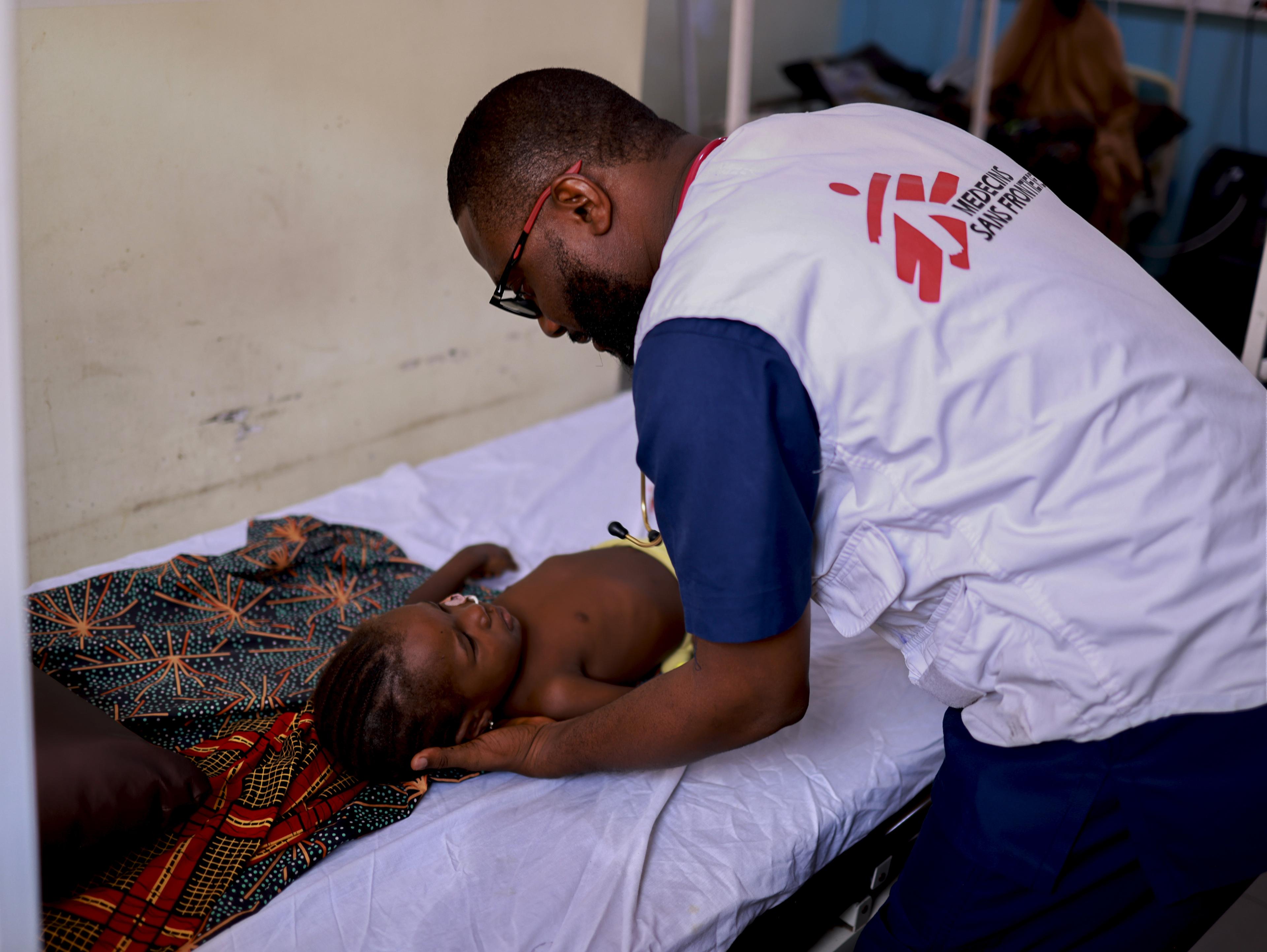 Le Dr Firima a placé Rukayya, une patiente admise pour paludisme grave au centre de soins de santé primaires de Gwange, soutenu par MSF à Maiduguri, dans le nord-est du Nigéria, pour lui prodiguer des soins médicaux.