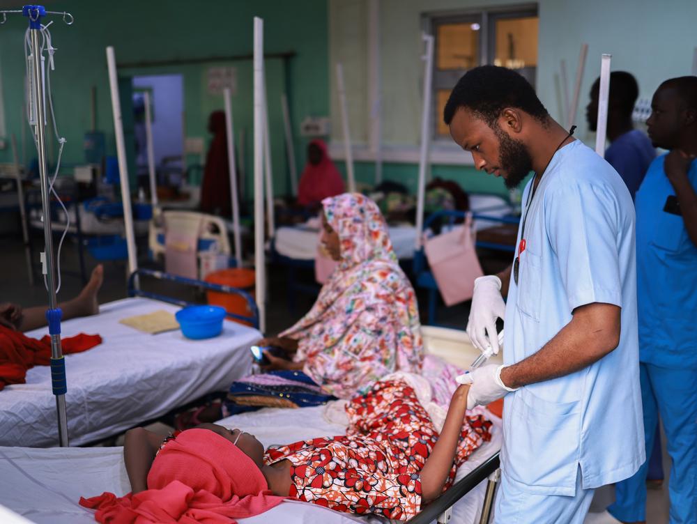 Une infirmière MSF administre des médicaments à Fatima Ali au centre de soins de santé primaires de Gwange, soutenu par MSF, à Maiduguri, dans le nord-est du Nigéria.