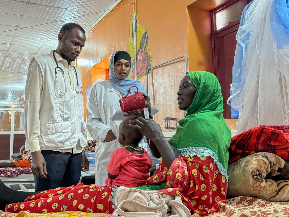 Le Dr Habib B. Galal (à gauche), responsable des activités médicales pour MSF à l'hôpital universitaire d'El-Geneina, lors de sa visite matinale. 