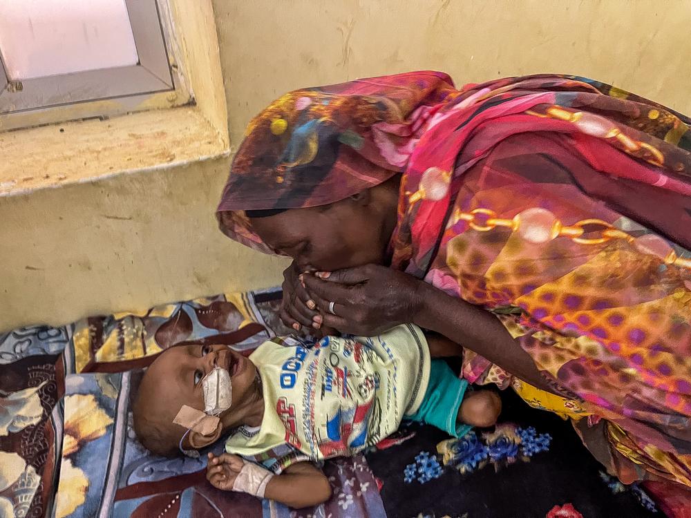 Une mère prend soin de son enfant dans le centre d'alimentation thérapeutique pour patients hospitalisés de l'hôpital Al Buluk, soutenu par MSF à Omdurman, dans l'État de Khartoum.