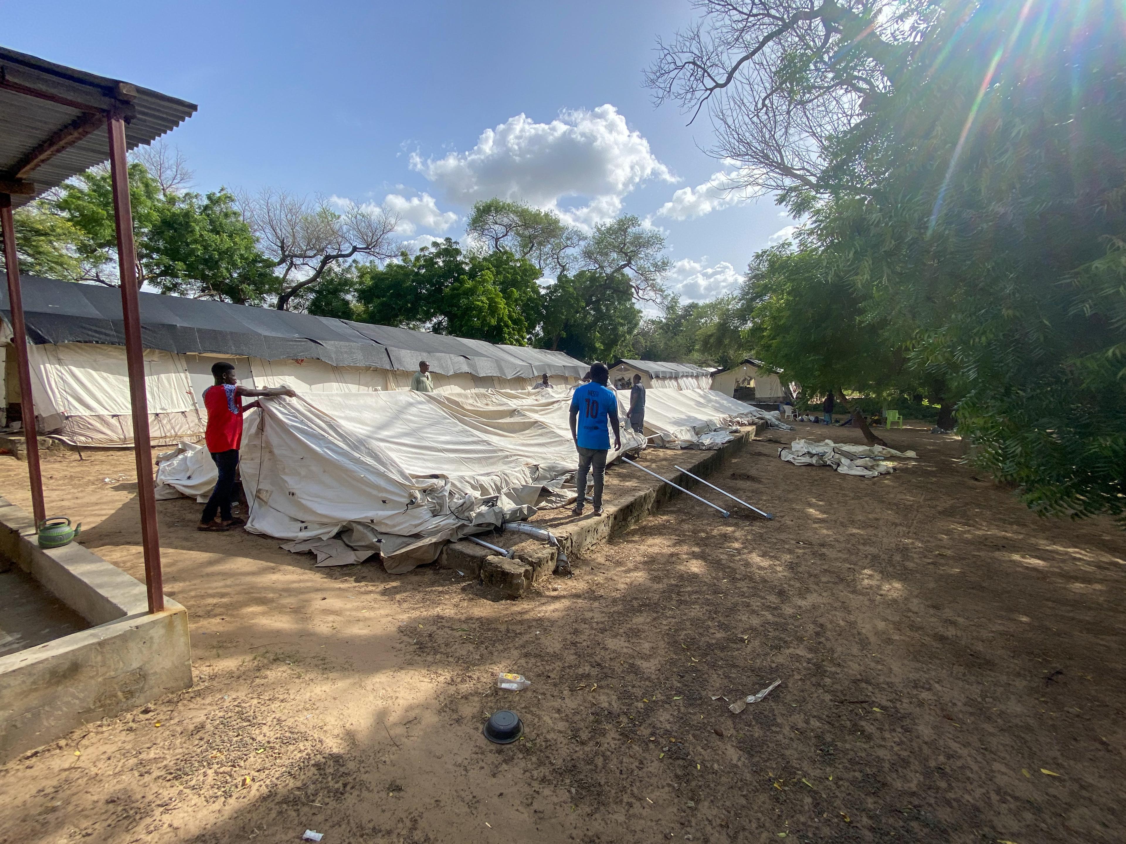 Les équipes MSF ont installé des tentes et des lits supplémentaires pour accueillir les patients souffrant de paludisme ou de malnutrition, Niger