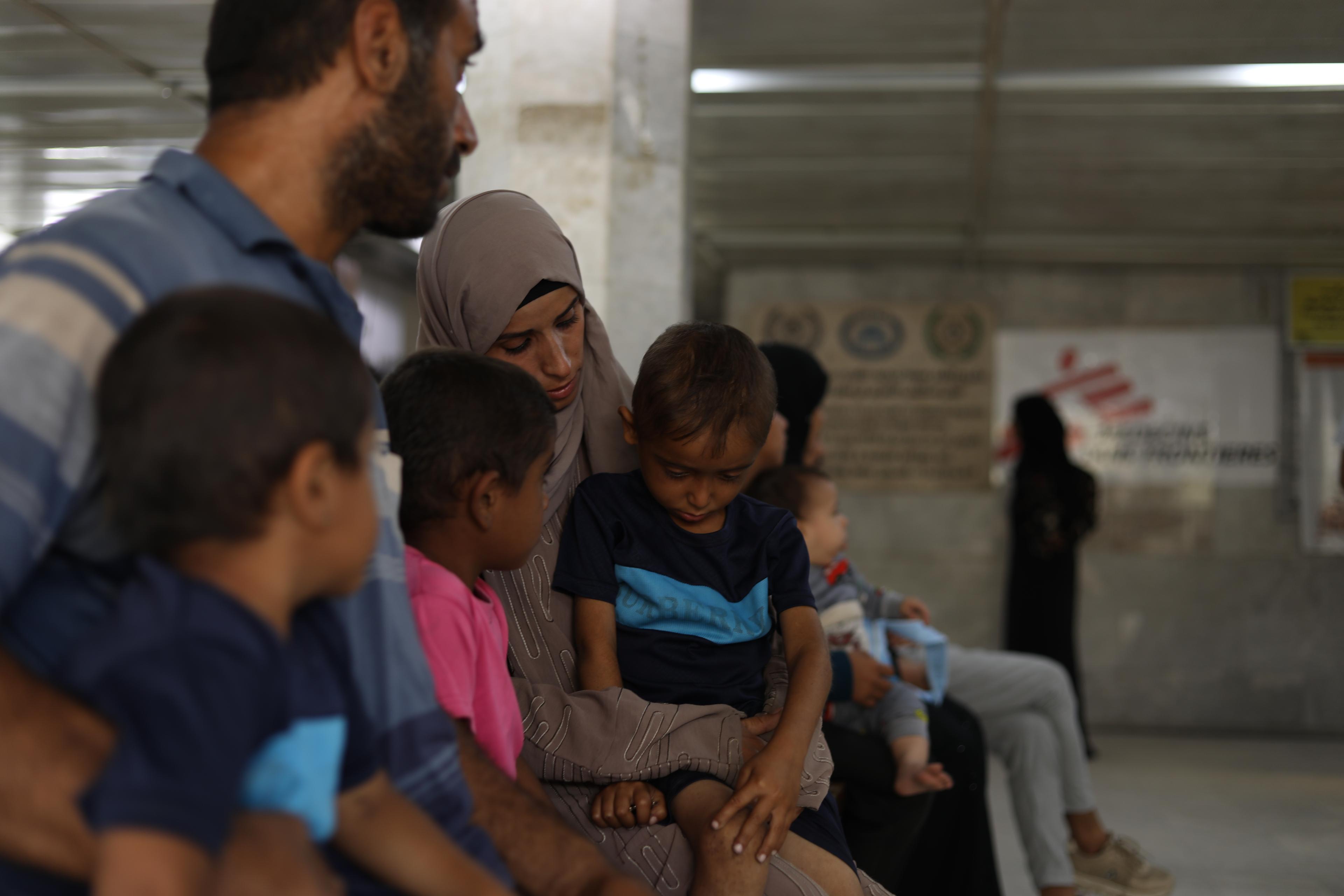 Hanan Zanoun s'occupe de ses trois enfants, Qasem, 7 ans, Abdallah, 5 ans, et Mohammed, 3 ans. Ils souffrent de mucoviscidose, de maladie cœliaque et de troubles cardiaques, aggravés par la malnutrition et le manque de médicaments. Elle a déjà perdu une fille atteinte des mêmes maladies. © Nour Alsaqqa/MSF