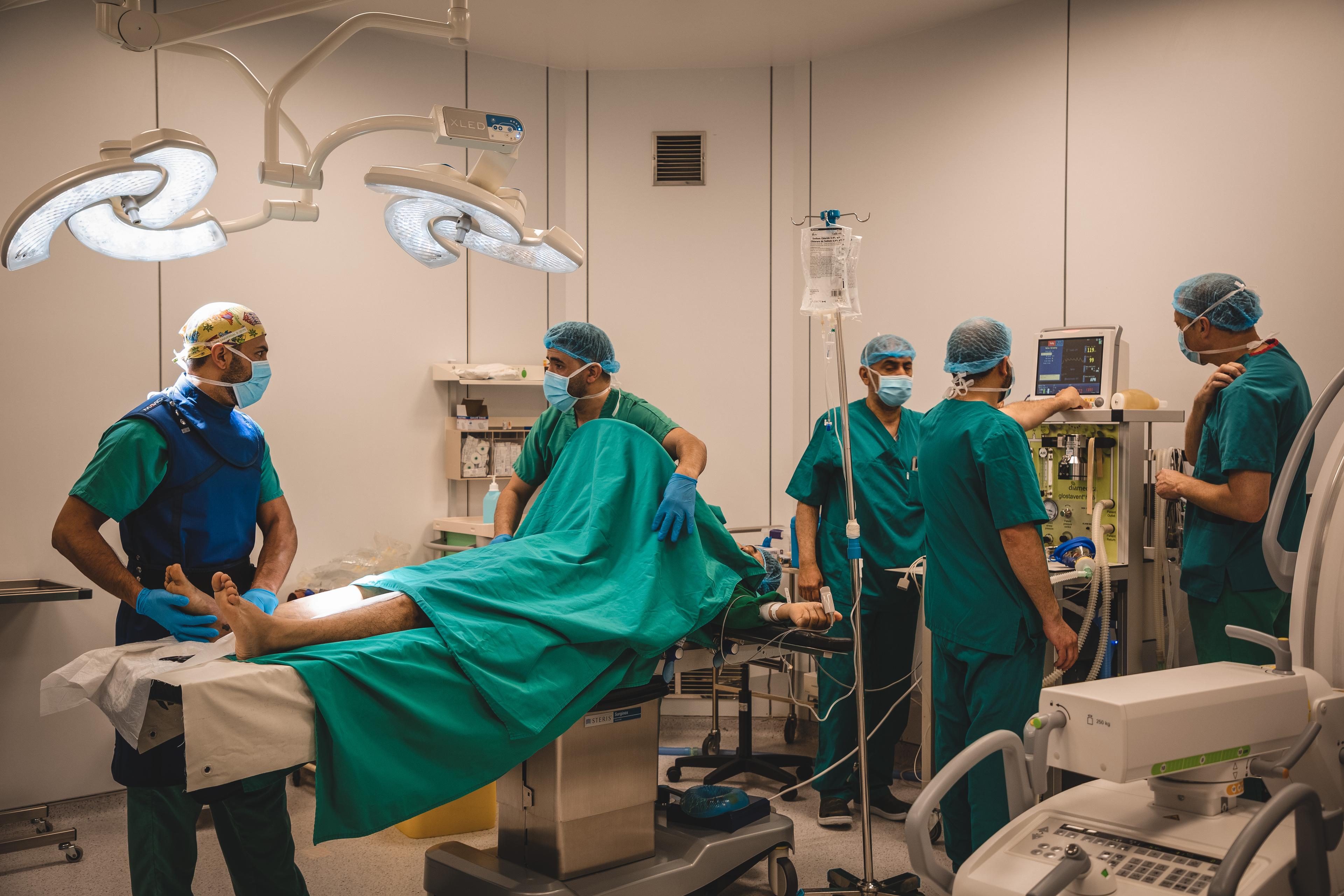 Au bloc opératoire de l'hôpital Al-Wahda, géré par MSF, à Mossoul-Est. L'équipe chirurgicale de MSF prépare un patient pour la pose d'une fixation externe afin de stabiliser une fracture de la jambe.