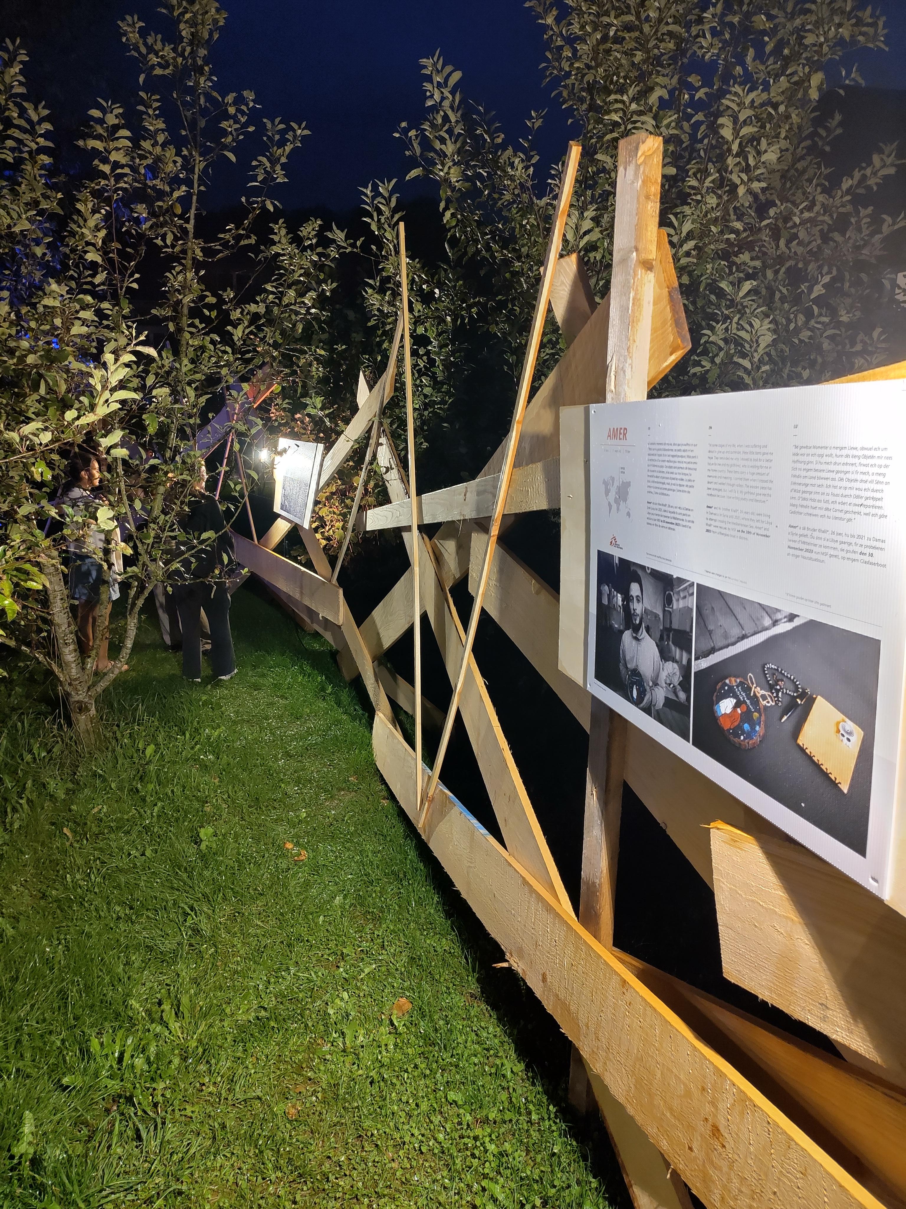 Nuit de la culture installation MSF What would you carry with you labyrinthe avec les différents témoignages