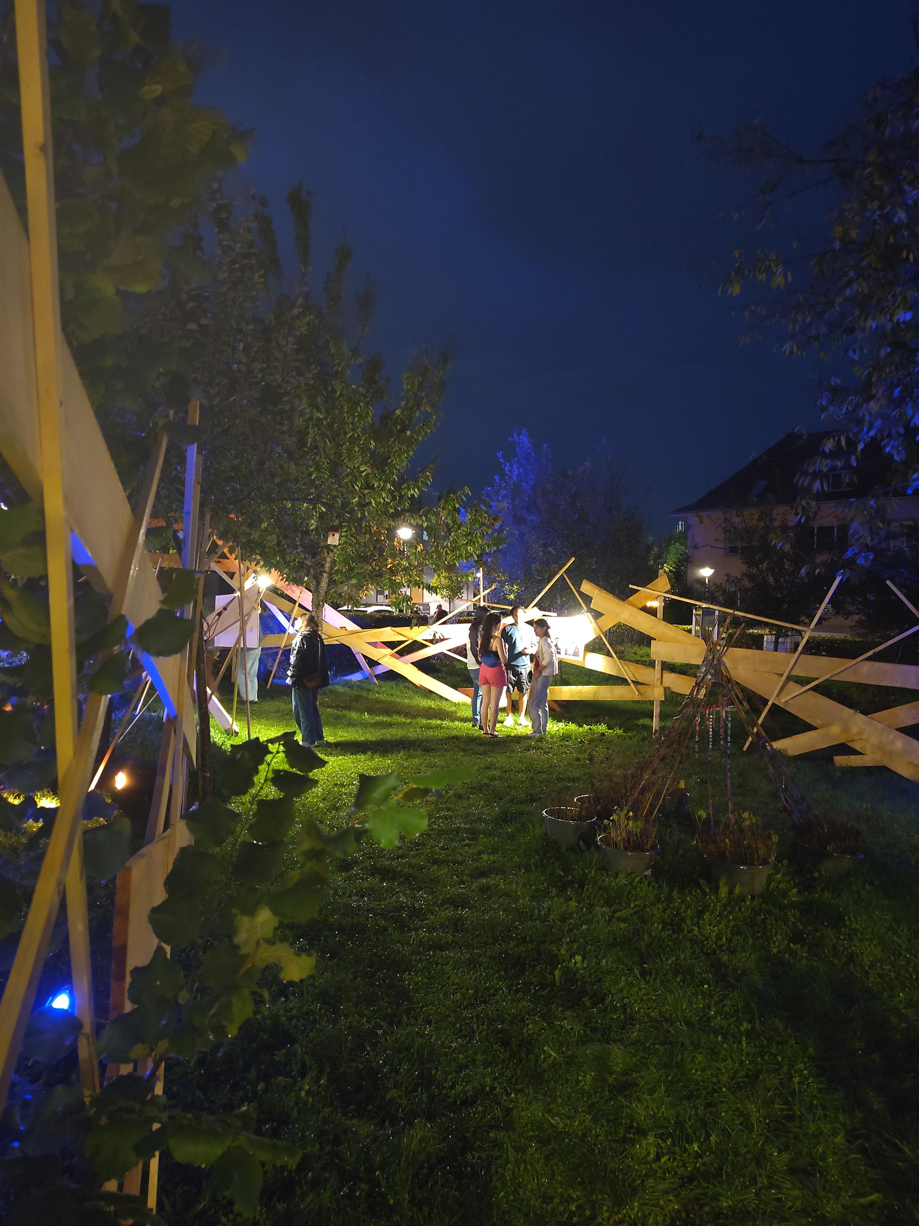 Visiteurs lors de la Nuit de la culture à l'installation MSF What would you carry with you