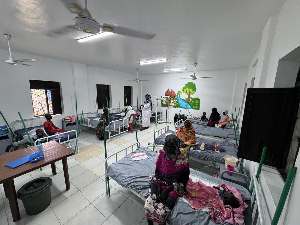 Vue générale du service de pédiatrie soutenu par MSF au sein du centre de soins intégrés d'Al-Damazin, où les enfants et leurs accompagnateurs luttent pour se remettre de la malnutrition.