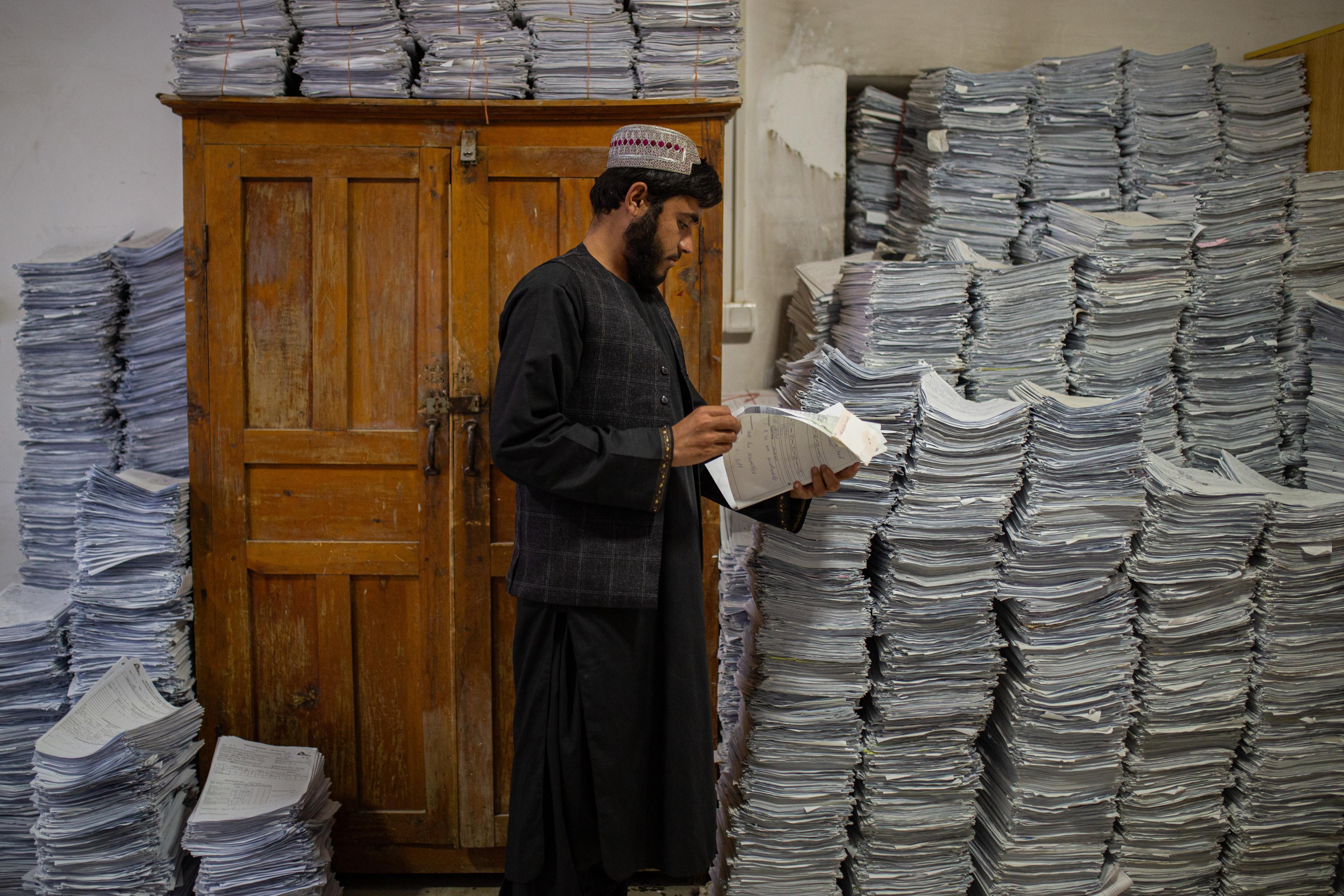 À l’intérieur de l’hôpital provincial Boost soutenu par MSF, une pièce est remplie d’informations et de dossiers médicaux des patients classés par date.