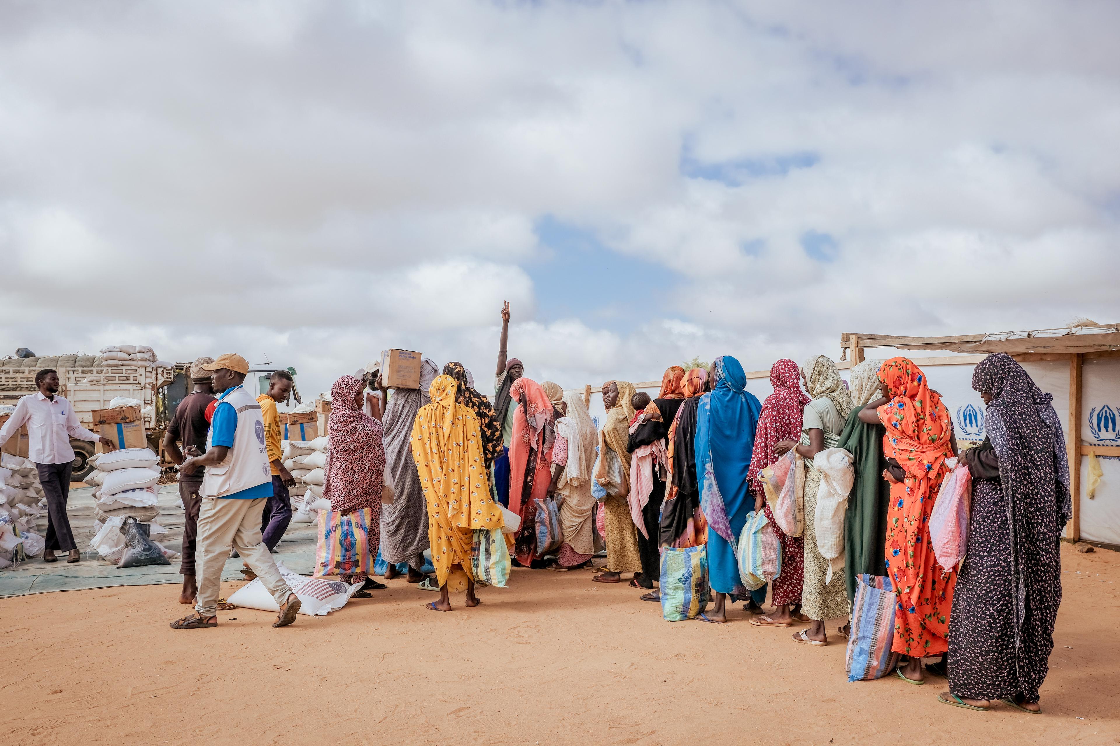 Des personnes patientent lors d'une distribution de savon et de nourriture organisée par MSF et le PAM, par l'intermédiaire de leur partenaire Acted, à Adré, dans l'est du Tchad