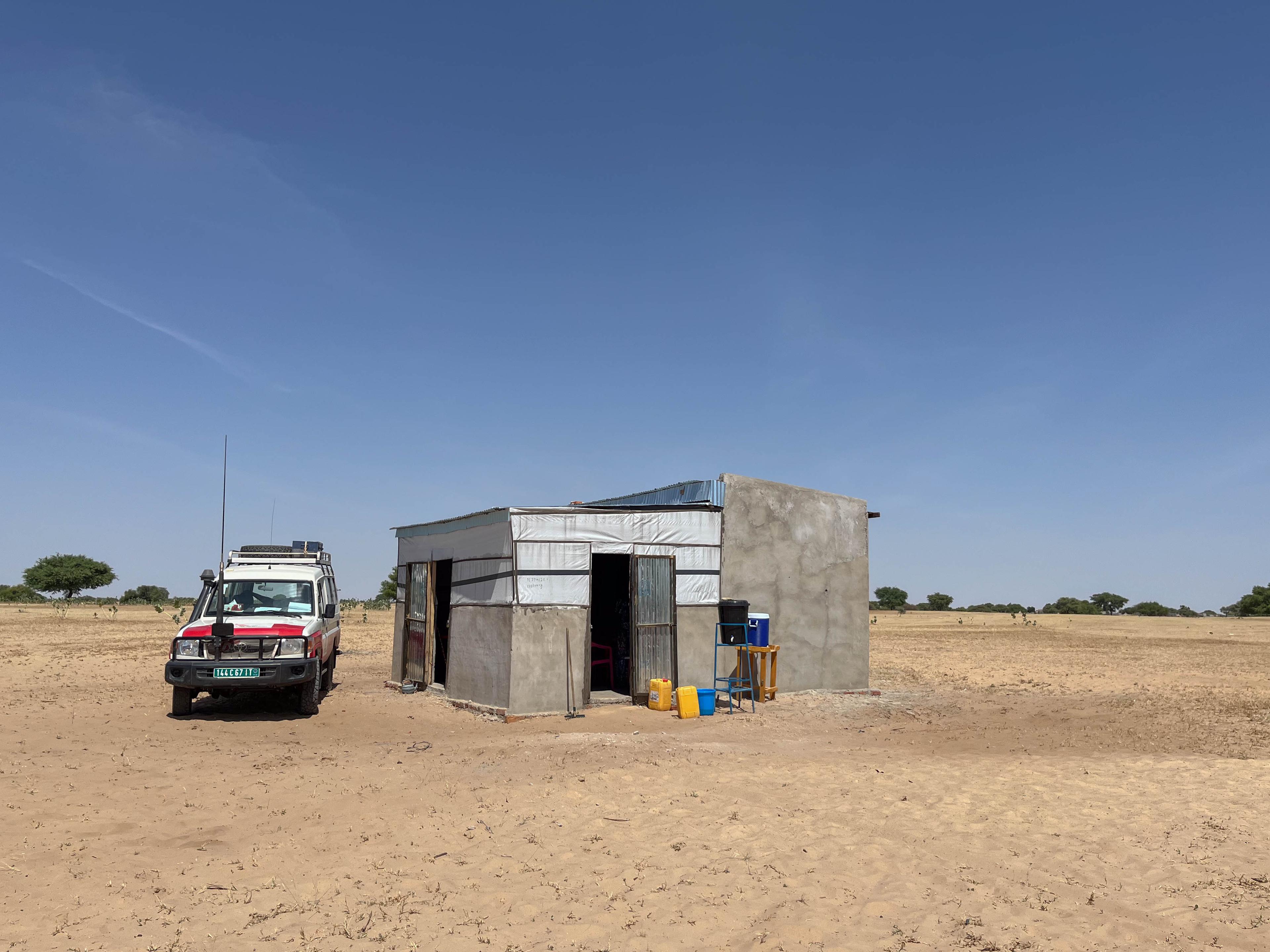 Des femmes et leurs enfants attendent devant le Centre intégré de gestion de la malnutrition (ICCM) de Bla Kouka, au Tchad, pour un dépistage et un traitement de la malnutrition